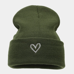 Detail der olivgrünen Rippstrickmütze mit minimalistischer weißer Herz-Stickerei