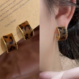 Retro C-shape leopard print earrings with gold metal frame and pony hair texture