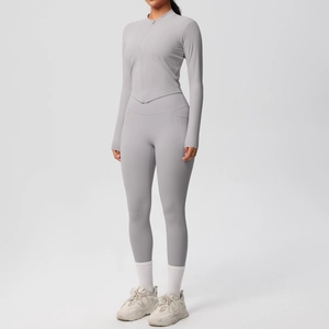 Détail du legging de yoga taille haute avec poches et haut ajusté à manches longues zippé