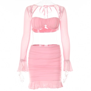 Ensemble sexy deux pièces en mesh rose avec crop top à manches longues et minijupe