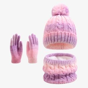 Detail des Stricksets mit Ombré-Farbverlauf, dickem Fleecefutter und weichem Fellbommel