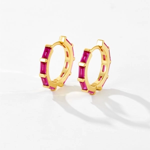 Orecchini a cerchio in argento 925 placcati oro con zirconi rossi rettangolari minimali