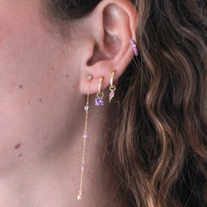 Pendientes de borla dorados con colgantes de amatista y brazaletes de oreja color violeta