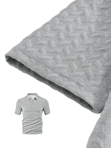 Gros plan détaillé d'un polo gris en maille jacquard à chevrons avec texture respirante