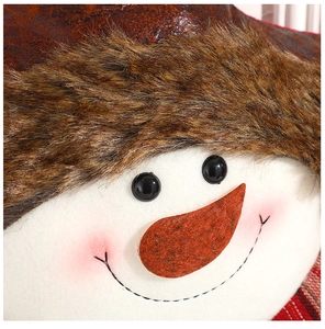 Gros plan d'un bonhomme de neige en peluche avec fausse fourrure et visage brodé