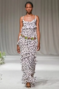 Polka-Dot-Maxikleid mit gestuften Volants und dekorativem Edelsteingürtel auf dem Laufsteg