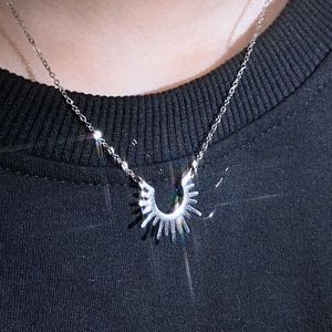 Collier avec pendentif tournesol argenté au design vintage porté par un mannequin