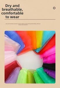 Dettaglio di sciarpe in chiffon semitrasparenti in vari colori vivaci e brillanti