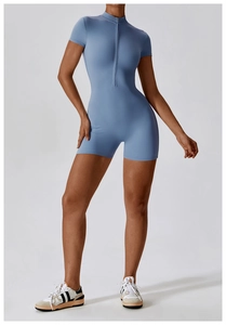 Détail d'une combinaison de yoga bleue à manches courtes avec col zippé et tissu extensible