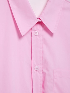 Dettaglio del colletto della camicia rosa e dell'abbottonatura con trama del tessuto