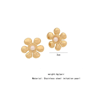 Detailed view of 2cm gold flower earrings with pearls and stainless steel texture