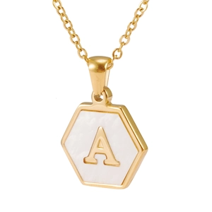 Collar hexagonal de acero de titanio oro 18K con nácar blanco y colgante de la letra A
