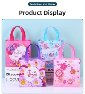 Vue détaillée des sacs cadeaux fête des mères en intissé avec motifs floraux et texte