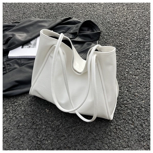 Détail du grand sac cabas blanc avec texture souple et doubles bandoulières