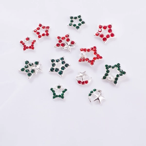 Détails de bijoux d'ongles étoiles et lunes avec strass rouges verts et perles