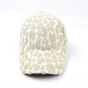 Gros plan sur la texture douce en peluche avec motif léopard de cette casquette
