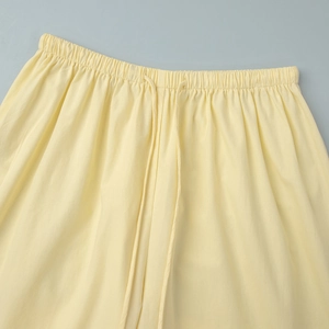 Détail du pantalon jaune clair avec taille élastique et cordon de serrage en coton doux