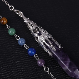 Pendentif cristal violet hexagonal avec cage argentée et collier de perles chakra