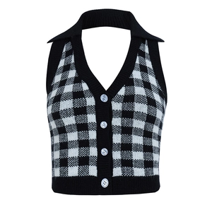 Gilet halter in maglia stile street con motivo a scacchi bianco e nero e profondo scollo a V