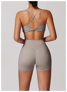 Dettaglio posteriore completo di set yoga taupe con reggiseno incrociato e pantaloncini