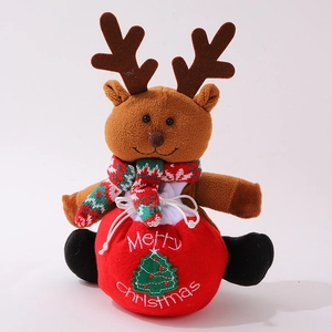 Dettaglio del sacchetto regalo di Natale in peluche a renna con ricamo Merry Christmas