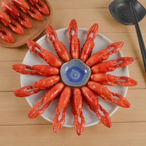 Modelo de llavero de cangrejo de río artificial realista en un plato blanco