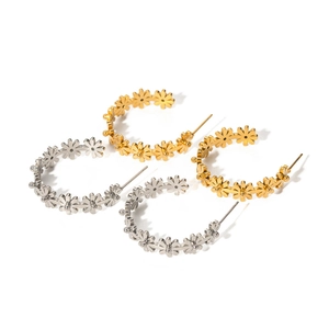 Pendientes de aro en C de acero inoxidable 18K con diseño de margaritas caladas