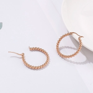 Pendientes de aro con cuentas en oro rosa hechos de acero inoxidable con diseño elegante