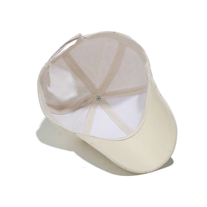 Détails de la doublure en maille respirante et de la sangle réglable de la casquette beige
