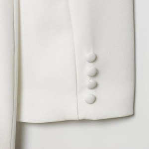 Robe blazer blanche élégante à double boutonnage avec boutons de manchette recouverts