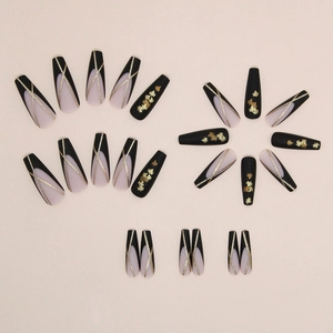 Unghie finte lunghe coffin con motivo foglia d'acero nera e strisce francesi glitter oro