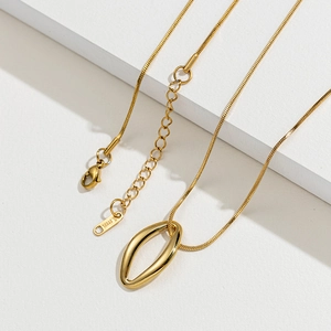 Vue détaillée du collier chaîne serpent en acier inoxydable doré avec fermoir mousqueton