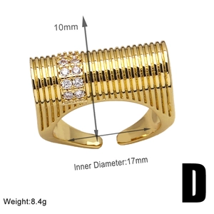 Detailsicht des breit vergoldeten Rings mit Streifentextur und dreireihigen Zirkoniasteinen