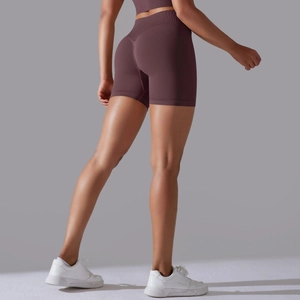 Détail du short de yoga sans couture taille haute avec effet push-up marron