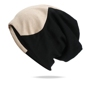 Vue détaillée du bonnet en maille bicolore avec texture de blocs beige et noir