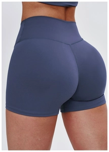 Dettaglio dei pantaloncini yoga a vita alta con tessuto opaco e cuciture piatte