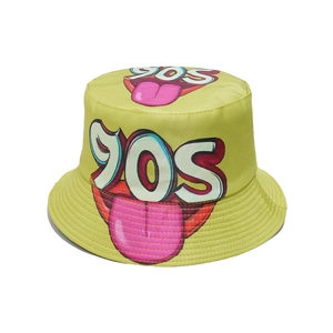 Gelber Fischerhut mit 90er-Schriftzug und rotem Pop-Art-Lippengrafik-Design