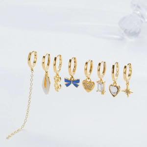 7-teiliges goldenes Ohrring-Set mit Herzquasten, Emaille-Blatt und Zirkon-Schmetterling