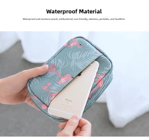 Détail d'une trousse flamant vert montrant la capacité avec un smartphone dedans