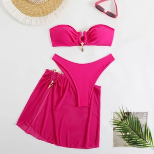 Bikini trois pièces rose avec détails en métal doré et jupe de plage en maille légère