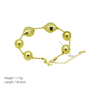 Dettaglio del bracciale placcato oro 18k con perle da 12mm e catenella di estensione regolabile