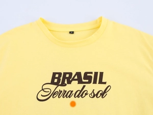 Dettaglio della t-shirt gialla in cotone con stampa BRASIL Terra do sol ed etichetta taglia