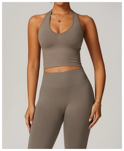 Nahaufnahme von taupefarbenen nahtlosen Leggings und V-Ausschnitt Sport-BH Set