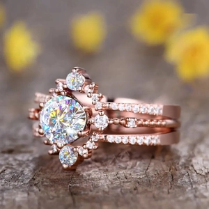 Ensemble de trois bagues de mariée en or rose avec couronne et halo de diamant
