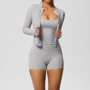 Detaillierte Ansicht des hellgrauen 3er-Sets Fitnessbekleidung mit Jacke Weste und Shorts