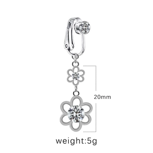Vue détaillée du clip de nombril papillon argenté avec pendentif fleur de 20 mm et zircons