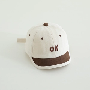 Nahaufnahme der Baby-Baseballkappe mit besticktem OK-Schriftzug und Schirm