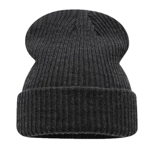 Bonnet en maille côtelée gris foncé avec large revers pour l'hiver décontracté