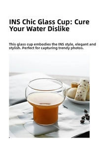 Bicchiere artistico a forma di zucca con liquido ambrato in un ambiente caldo di lifestyle