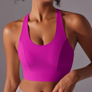 Gros plan du soutien-gorge de sport magenta avec dos nageur et design sans couture